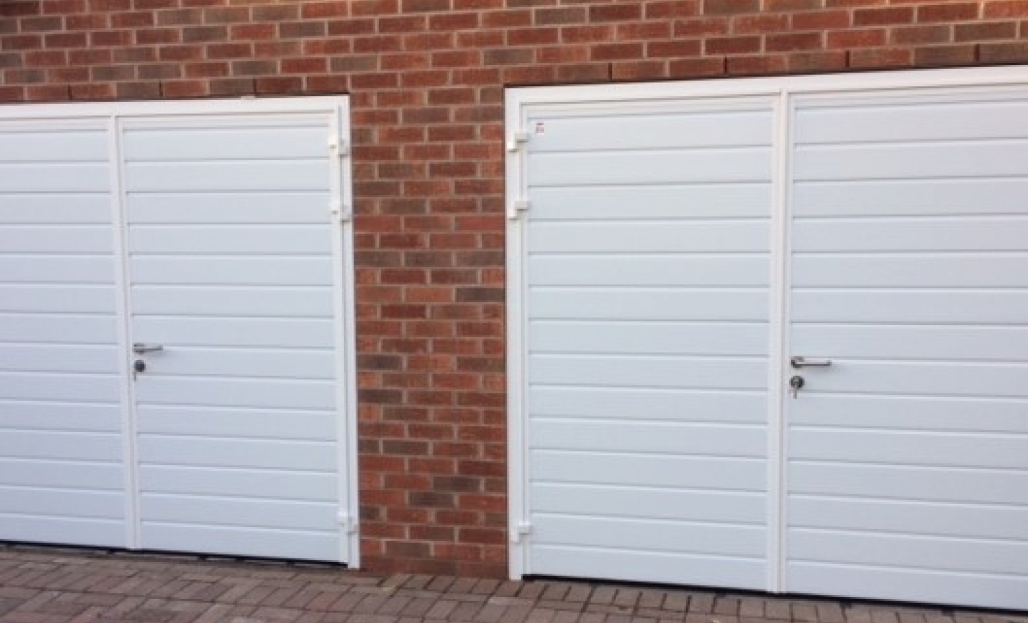 CarTeck GSW 40-L insulated side-hinged doors in standard (small) rib